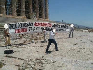 Διεθνώς ρεζίλι: Πανό μπροστά από τον Παρθενώνα «σήκωσε» ο Ρουβίκωνας